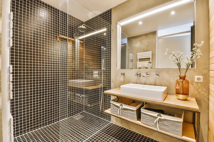 Badezimmer-Designideen mit modernen Armaturen und schlichten, minimalistischen Fliesen