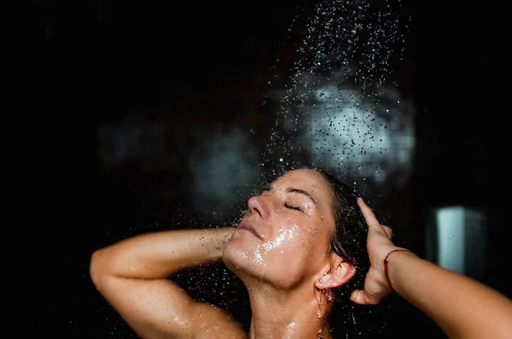 Geschichte der Dusche von antiken Wasserfällen bis hin zu modernen Duschköpfen mit Filter von StoneStream